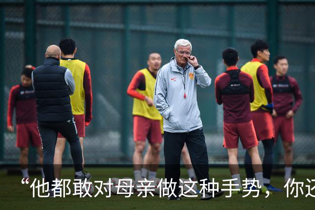 “他都敢对母亲做这种手势，你还能忍？”一段儿子要钱视频，诠释家教的重要